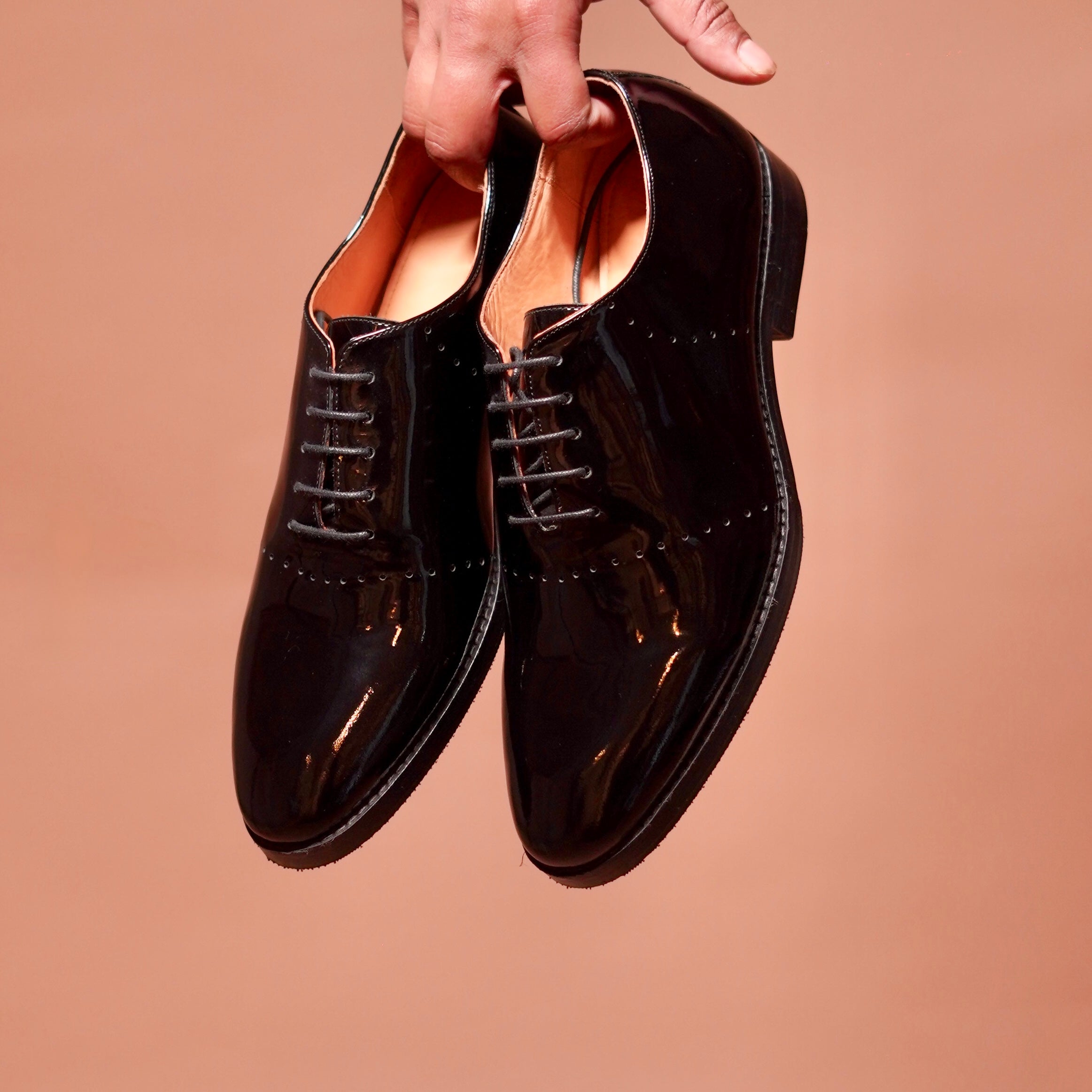 Carrero Lustro | Black patent leather riveted Oxfords
